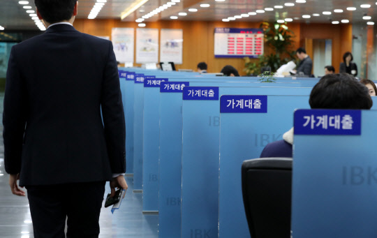 은행 가계대출이 한달새 8.8조 늘어나는 등 11월 기준 '사상 최대' 를 기록했다. 14일 오후 서울 을지로의 한 은행에서 시민이 대출상담을 하고 있다.       한국은행은 이날 '2016년 11월 중 금융시장 동향'에서 지난달 말 현재 은행권의 가계대출 잔액은 704조6천억원(주택금융공사 모기지론 양도분 포함)으로 10월보다 8조8천억원 늘었다고 밝혔다.